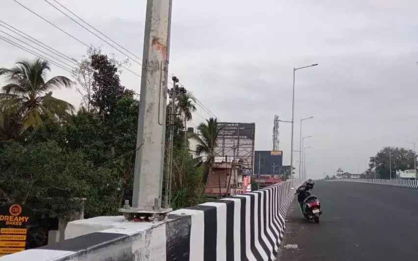 വെളിയങ്കോട് ദേശീയപാതയില് ടൂറിസ്റ്റ് ബസ് മേല്പ്പാലത്തില് ഇടിച്ച് വിദ്യാര്ഥിനിക്ക് ദാരുണാന്ത്യം വെളിയങ്കോട് ദേശീയപാതയില് ടൂറിസ്റ്റ് ബസ് മേല്പ്പാലത്തില് ഇടിച്ച് വിദ്യാര്ഥിനിക്ക് ദാരുണാന്ത്യം