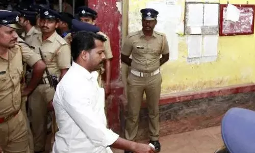 ടി പി വധം: കൊടി സുനിക്ക് 30 ദിവസം പരോള് ടി പി വധം: കൊടി സുനിക്ക് 30 ദിവസം പരോള്