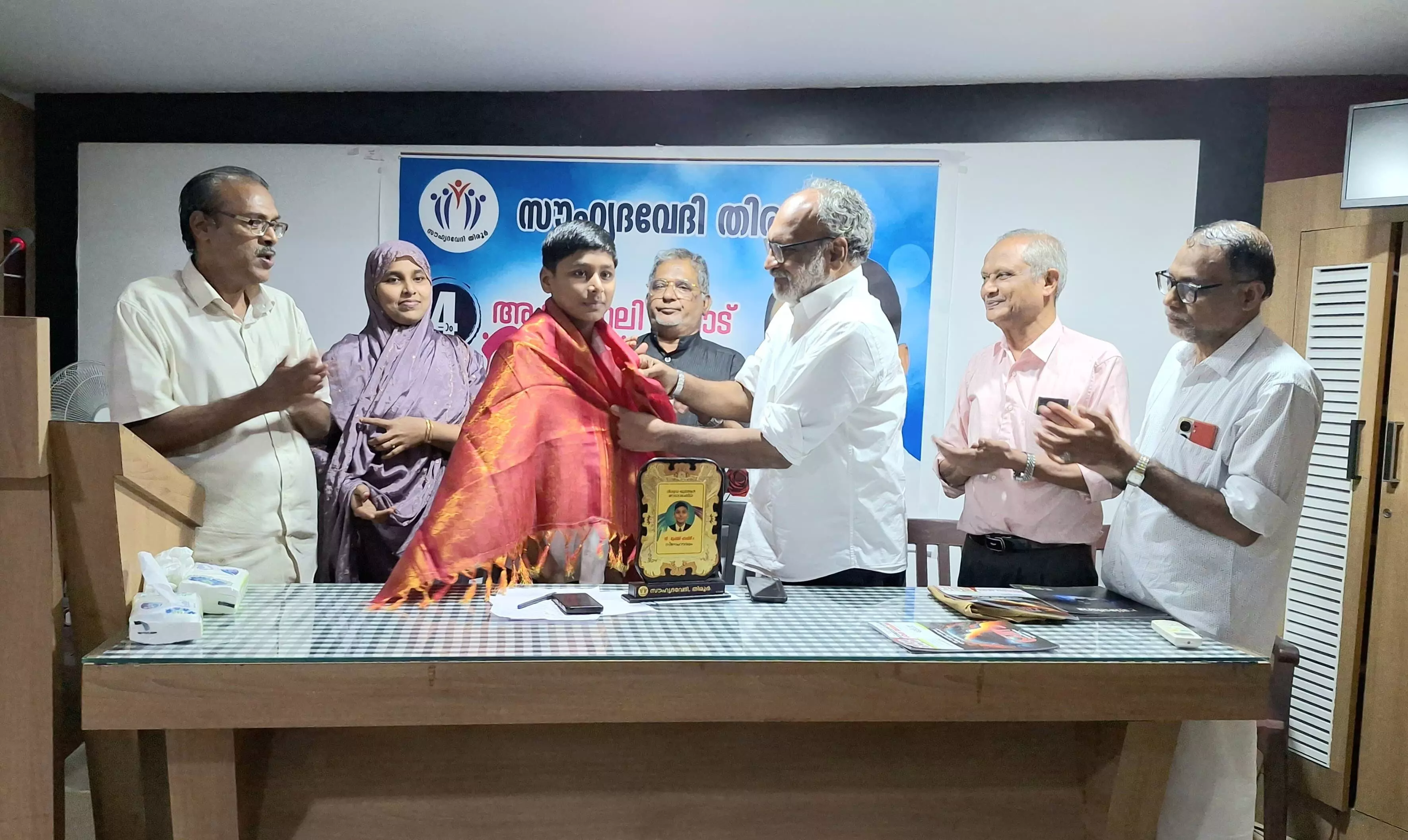 വിശുദ്ധ ഖുര്ആന് മനപ്പാഠമാക്കിയ ഹാഷിമിന് ആദരം വിശുദ്ധ ഖുര്ആന് മനപ്പാഠമാക്കിയ ഹാഷിമിന് ആദരം