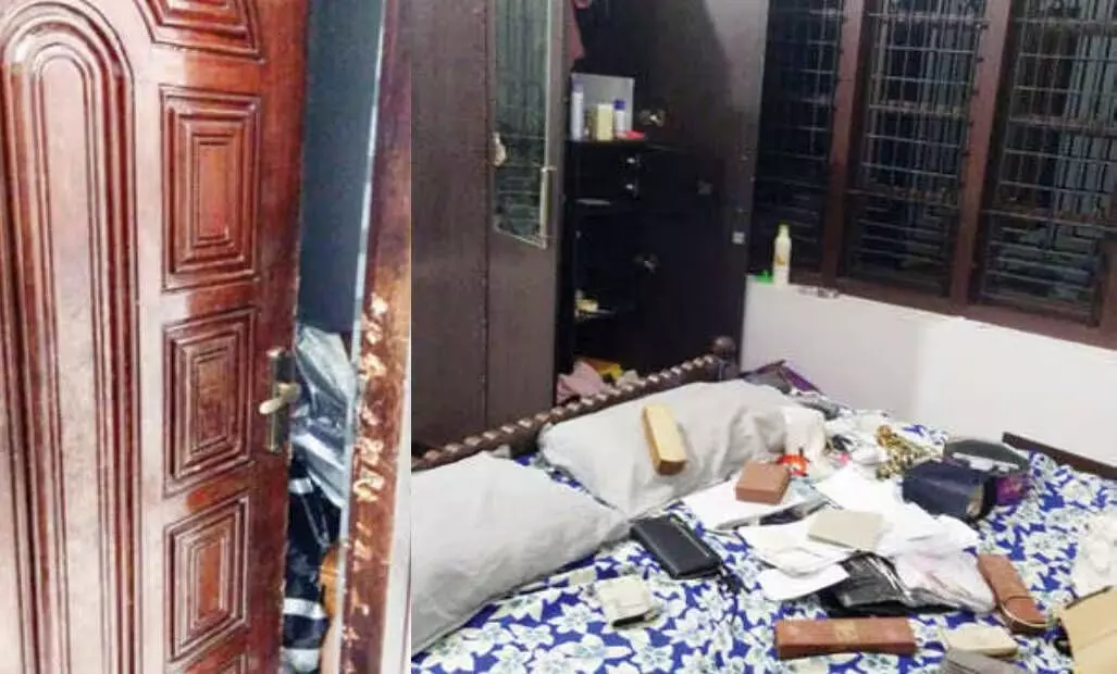 കണ്ണൂരില് വന് കവര്ച്ച; പൂട്ടിയിട്ട വീട്ടില്നിന്ന് 14 പവനും 88,000 രൂപയും കവര്ന്നു കണ്ണൂരില് വന് കവര്ച്ച; പൂട്ടിയിട്ട വീട്ടില്നിന്ന് 14 പവനും 88,000 രൂപയും കവര്ന്നു