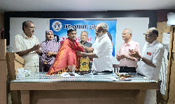 വിശുദ്ധ ഖുര്ആന് മനപ്പാഠമാക്കിയ ഹാഷിമിന് ആദരം വിശുദ്ധ ഖുര്ആന് മനപ്പാഠമാക്കിയ ഹാഷിമിന് ആദരം