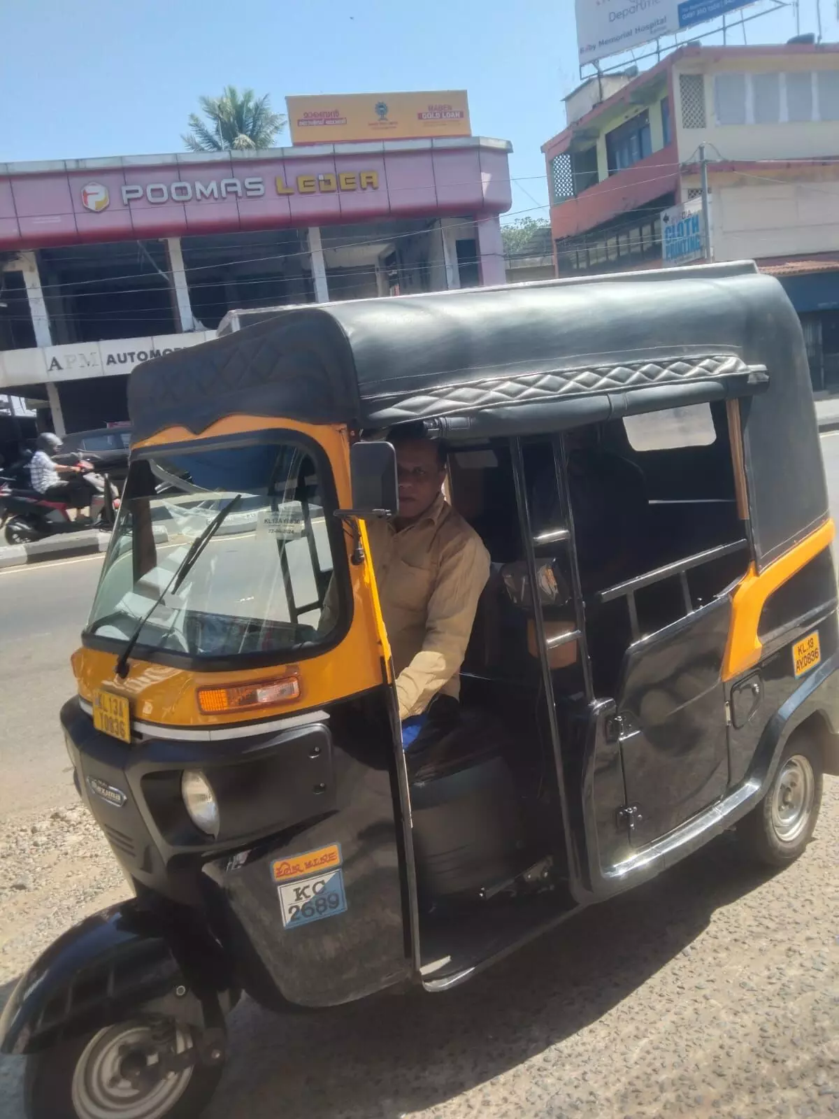 ചിത്രലേഖയ്ക്ക് കിട്ടാത്ത കെഎംസി നമ്പര് ഒടുവില് മകളുടെ ഓട്ടോറിക്ഷയ്ക്ക് ചിത്രലേഖയ്ക്ക് കിട്ടാത്ത കെഎംസി നമ്പര് ഒടുവില് മകളുടെ ഓട്ടോറിക്ഷയ്ക്ക്