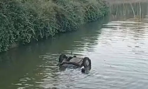 കാര്‍ കുളത്തിലേക്ക് മറിഞ്ഞ് യുവാവ് മരിച്ചു