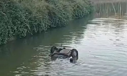 കാര്‍ കുളത്തിലേക്ക് മറിഞ്ഞ് യുവാവ് മരിച്ചു