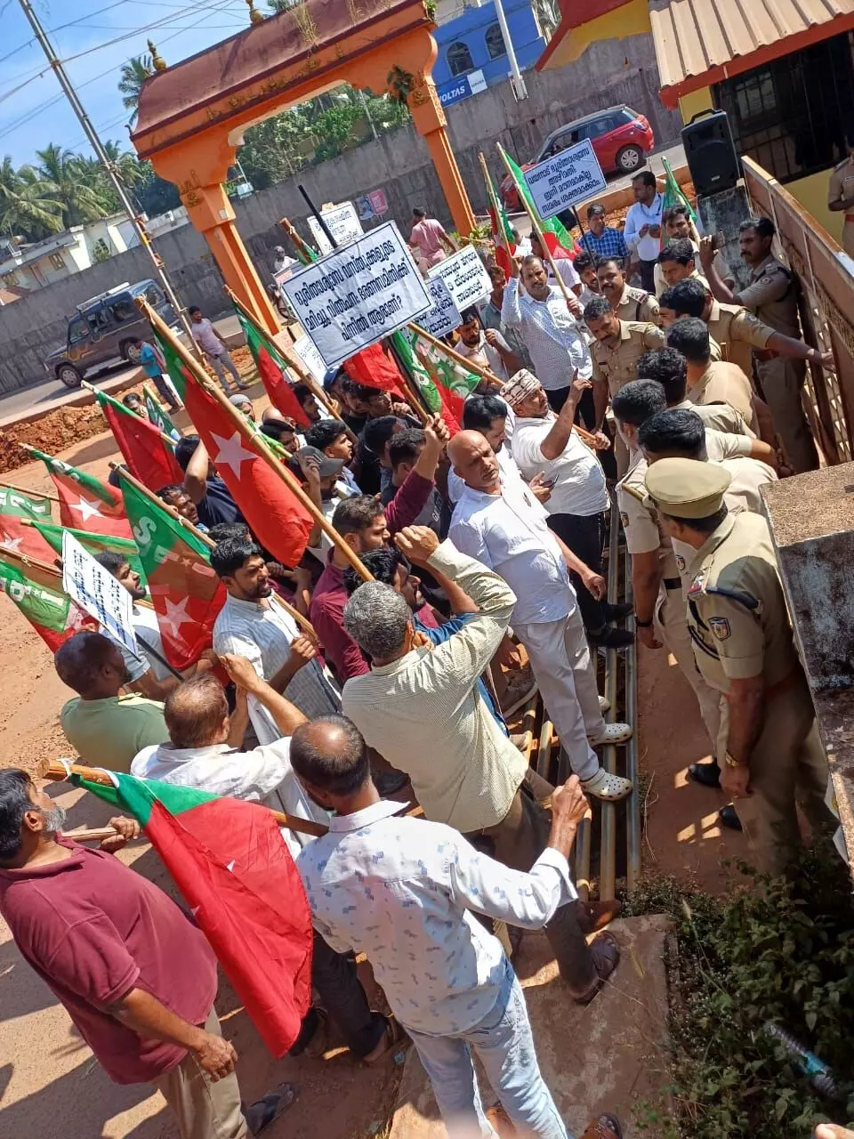 വയനാട് ദുരിതാശ്വാസ ക്യാംപിലേക്ക് സമാഹരിച്ച വസ്തുവകകള് മറച്ചുവിറ്റ സംഭവം; എസ്ഡിപിഐ പ്രതിഷേധ മാര്ച്ച് നടത്തി വയനാട് ദുരിതാശ്വാസ ക്യാംപിലേക്ക് സമാഹരിച്ച വസ്തുവകകള് മറച്ചുവിറ്റ സംഭവം; എസ്ഡിപിഐ പ്രതിഷേധ മാര്ച്ച് നടത്തി