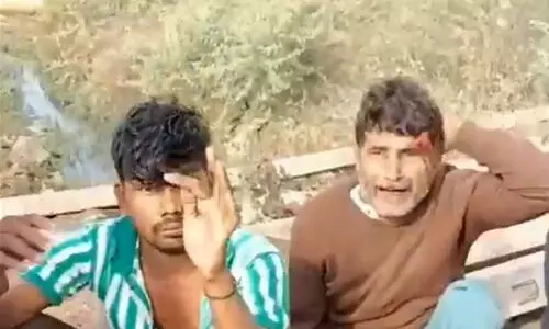 റായ്പൂരില് ട്രക്ക് ഡ്രൈവര്മാരെ ആക്രമിച്ച് ഹിന്ദുത്വ പശുഗുണ്ടകള് (വീഡിയോ) റായ്പൂരില് ട്രക്ക് ഡ്രൈവര്മാരെ ആക്രമിച്ച് ഹിന്ദുത്വ പശുഗുണ്ടകള് (വീഡിയോ)