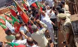 വയനാട് ദുരിതാശ്വാസ ക്യാംപിലേക്ക് സമാഹരിച്ച വസ്തുവകകള്‍ മറച്ചുവിറ്റ സംഭവം; എസ്ഡിപിഐ പ്രതിഷേധ മാര്‍ച്ച് നടത്തി
