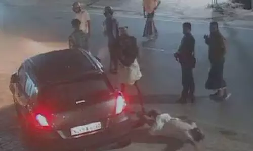 കാറിന് പിന്നില് കാറിടിച്ചതിനെ ചൊല്ലി തര്ക്കം; അടിയേറ്റ് റോഡില് വീണയാള് ചികില്സയിലിരിക്കേ മരിച്ചു, പ്രതി ഒളിവില് (വീഡിയോ) കാറിന് പിന്നില് കാറിടിച്ചതിനെ ചൊല്ലി തര്ക്കം; അടിയേറ്റ് റോഡില് വീണയാള് ചികില്സയിലിരിക്കേ മരിച്ചു, പ്രതി ഒളിവില് (വീഡിയോ)