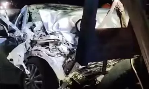 കൊല്ലത്ത് കാറും ടൂറിസ്റ്റ് ബസും കൂട്ടിയിടിച്ച് രണ്ടുമരണം