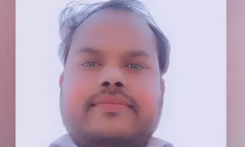 വാഹനാപകടം നടന്ന സ്ഥലത്തെ ചൊല്ലി സംസ്ഥാനങ്ങള് തമ്മില് തര്ക്കം; പരിക്കേറ്റ യുവാവ് റോഡരികില് കിടന്നു ചോരവാര്ന്നു മരിച്ചു വാഹനാപകടം നടന്ന സ്ഥലത്തെ ചൊല്ലി സംസ്ഥാനങ്ങള് തമ്മില് തര്ക്കം; പരിക്കേറ്റ യുവാവ് റോഡരികില് കിടന്നു ചോരവാര്ന്നു മരിച്ചു