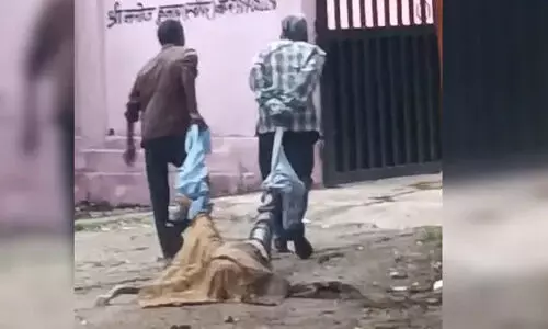 മൃതദേഹം കാലില് പിടിച്ച് വലിച്ചിഴച്ച് പോസ്റ്റ്മോര്ട്ടത്തിന് കൊണ്ടുപോവുന്ന ദൃശ്യം പുറത്ത്; യുപിയിലാണ് സംഭവം (വീഡിയോ) മൃതദേഹം കാലില് പിടിച്ച് വലിച്ചിഴച്ച് പോസ്റ്റ്മോര്ട്ടത്തിന് കൊണ്ടുപോവുന്ന ദൃശ്യം പുറത്ത്; യുപിയിലാണ് സംഭവം (വീഡിയോ)