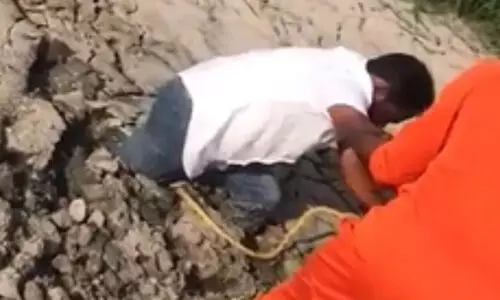 സിനിമയ്ക്ക് ലൊക്കേഷന് നോക്കാനെത്തിയ ആര്ട്ട് ഡയറക്ടര് ചതുപ്പില് താഴ്ന്നു; രക്ഷിച്ച് ഫയര്ഫോഴ്സ് സിനിമയ്ക്ക് ലൊക്കേഷന് നോക്കാനെത്തിയ ആര്ട്ട് ഡയറക്ടര് ചതുപ്പില് താഴ്ന്നു; രക്ഷിച്ച് ഫയര്ഫോഴ്സ്