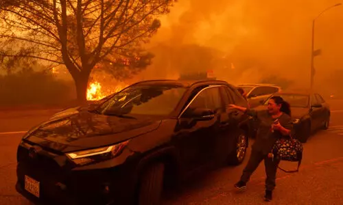 യുഎസില് ഉഷ്ണക്കാറ്റും കാട്ടുതീയും; 13,000 കെട്ടിടങ്ങള് കത്തിനശിച്ചു (ചിത്രങ്ങള്) യുഎസില് ഉഷ്ണക്കാറ്റും കാട്ടുതീയും; 13,000 കെട്ടിടങ്ങള് കത്തിനശിച്ചു (ചിത്രങ്ങള്)