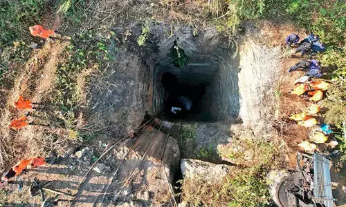 അസമില് കല്ക്കരിഖനിയില് മരിച്ച ഒരാളുടെ മൃതദേഹം പുറത്തെടുത്തു; ഖനിയില് 200 അടി വെള്ളമെന്ന് (വീഡിയോ) അസമില് കല്ക്കരിഖനിയില് മരിച്ച ഒരാളുടെ മൃതദേഹം പുറത്തെടുത്തു; ഖനിയില് 200 അടി വെള്ളമെന്ന് (വീഡിയോ)