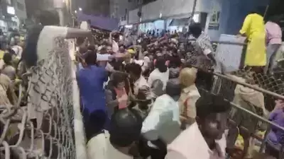 തിരുപ്പതി ക്ഷേത്രത്തില് തിക്കിലും തിരക്കിലും പെട്ട് മരിച്ചവരുടെ എണ്ണം ആറായി തിരുപ്പതി ക്ഷേത്രത്തില് തിക്കിലും തിരക്കിലും പെട്ട് മരിച്ചവരുടെ എണ്ണം ആറായി