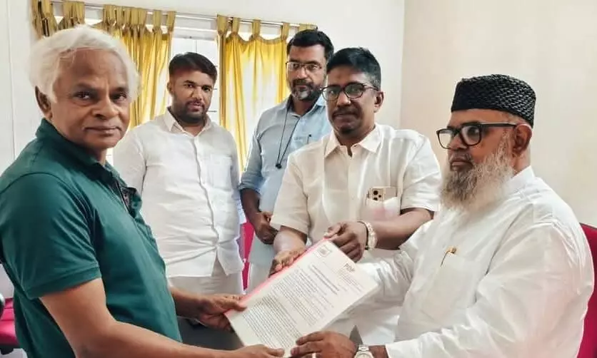 മുനമ്പം വഖ്ഫ് ഭൂമി കയ്യേറ്റക്കാരില് നിന്ന് തിരിച്ചുപിടിക്കണം; പിഡിപി കമ്മീഷന് മുമ്പാകെ നിവേദനം നല്കി നേതാക്കള് മുനമ്പം വഖ്ഫ് ഭൂമി കയ്യേറ്റക്കാരില് നിന്ന് തിരിച്ചുപിടിക്കണം; പിഡിപി കമ്മീഷന് മുമ്പാകെ നിവേദനം നല്കി നേതാക്കള്