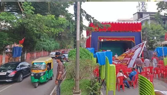 റോഡ് അടച്ചു കെട്ടി സിപിഎം സമ്മേളനം നടത്തി ; എം വി ഗോവിന്ദനും കടകംപള്ളി സുരേന്ദ്രനും ഹാജരാകണം: ഹൈക്കോടതി റോഡ് അടച്ചു കെട്ടി സിപിഎം സമ്മേളനം നടത്തി ; എം വി ഗോവിന്ദനും കടകംപള്ളി സുരേന്ദ്രനും ഹാജരാകണം: ഹൈക്കോടതി