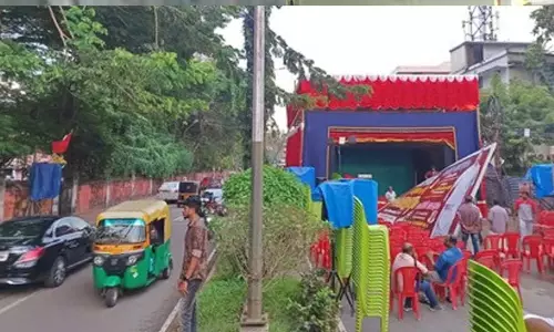 റോഡ് അടച്ചു കെട്ടി സിപിഎം സമ്മേളനം നടത്തി ; എം വി ഗോവിന്ദനും കടകംപള്ളി സുരേന്ദ്രനും ഹാജരാകണം: ഹൈക്കോടതി