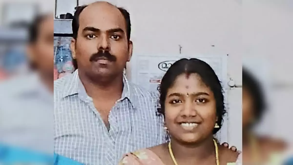 മാമി തിരോധാന കേസ്; രജിത് കുമാറിനെയും ഭാര്യയെയും കണ്ടെത്താന് ലുക്ക് ഔട്ട് നോട്ടിസ് പുറത്തിറക്കി പോലിസ് മാമി തിരോധാന കേസ്; രജിത് കുമാറിനെയും ഭാര്യയെയും കണ്ടെത്താന് ലുക്ക് ഔട്ട് നോട്ടിസ് പുറത്തിറക്കി പോലിസ്