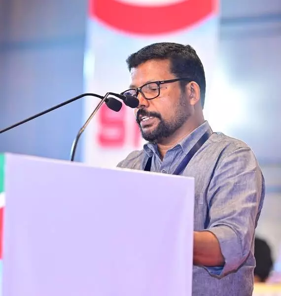 മല്ലു ഹിന്ദു വാട്സ്ആപ് ഗ്രൂപ്പ്: കെ ഗോപാലകൃഷ്ണനെ തിരിച്ചെടുത്ത നടപടി നിയമ വ്യവസ്ഥയോടുള്ള വെല്ലുവിളി: കൃഷ്ണന് എരഞ്ഞിക്കല് മല്ലു ഹിന്ദു വാട്സ്ആപ് ഗ്രൂപ്പ്: കെ ഗോപാലകൃഷ്ണനെ തിരിച്ചെടുത്ത നടപടി നിയമ വ്യവസ്ഥയോടുള്ള വെല്ലുവിളി: കൃഷ്ണന് എരഞ്ഞിക്കല്