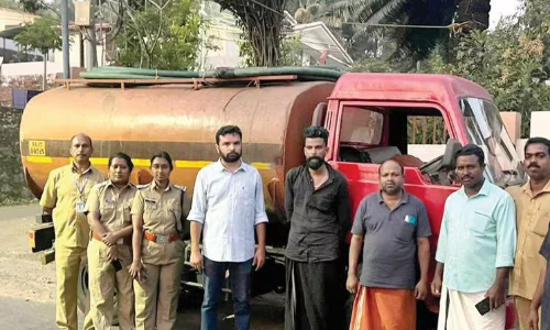 മാലിന്യം തള്ളാനെത്തിയവരെ ഓടിച്ചിട്ട് പിടിച്ച് നഗരസഭയിലെ വനിതാ ജീവനക്കാര്‍