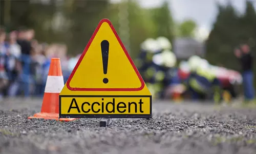 വെയ്റ്റിങ്ങ് ഷെഡിലേക്ക് കാര്‍ ഇടിച്ചുകയറി; വ്യവസായിക്ക് ദാരുണാന്ത്യം