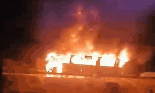 പാലക്കാട് ടൂറിസ്റ്റ് ബസ്സിന് തീപ്പിടിച്ച് പൂര്‍ണമായി കത്തിനശിച്ചു