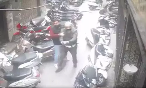 അമൃത്സറില് സ്വര്ണ വ്യാപാരിയെ വെടിവെച്ചു കൊന്നു (18+ വീഡിയോ) അമൃത്സറില് സ്വര്ണ വ്യാപാരിയെ വെടിവെച്ചു കൊന്നു (18+ വീഡിയോ)