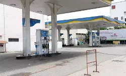 സംസ്ഥാനത്ത് തിങ്കളാഴ്ച രാവിലെ ആറ് മണി മുതല് ഉച്ചയ്ക്ക് 12 വരെ പെട്രോള് പമ്പുകള് അടച്ചിടും സംസ്ഥാനത്ത് തിങ്കളാഴ്ച രാവിലെ ആറ് മണി മുതല് ഉച്ചയ്ക്ക് 12 വരെ പെട്രോള് പമ്പുകള് അടച്ചിടും