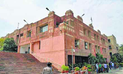 പുറത്ത് നിന്നുള്ളവരെ കയറ്റി മദ്യവും ഹുക്കയും ഉപയോഗിച്ചെന്നാരോപണം;  ജെ എന്‍ യുവില്‍ വിദ്യാര്‍ഥികള്‍ക്ക് 1.79 ലക്ഷം രൂപ പിഴ