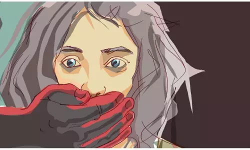 പ്രണയബന്ധം ഉപേക്ഷിക്കാന്‍ വിസമ്മതിച്ചു;17 വയസ്സുകാരിയെ മാതാപിതാക്കള്‍ ശ്വാസം മുട്ടിച്ച് കൊലപ്പെടുത്തി