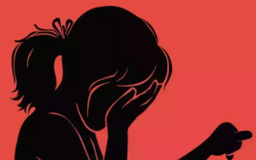 മാതാവിനെ കൊല്ലുമെന്ന് ഭീഷണിപ്പെടുത്തി ഒമ്പത് വയസുകാരിയെ പീഡിപ്പിച്ചു; രണ്ടാനച്ഛനും മറ്റൊരാളും പിടിയില്‍