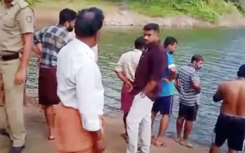 പീച്ചി ഡാം റിസര്വോയറില് അപകടത്തില്പ്പെട്ട പെണ്കുട്ടികളെ രക്ഷപെടുത്തി; രണ്ടു പേരുടെ നില ഗുരുതരം പീച്ചി ഡാം റിസര്വോയറില് അപകടത്തില്പ്പെട്ട പെണ്കുട്ടികളെ രക്ഷപെടുത്തി; രണ്ടു പേരുടെ നില ഗുരുതരം