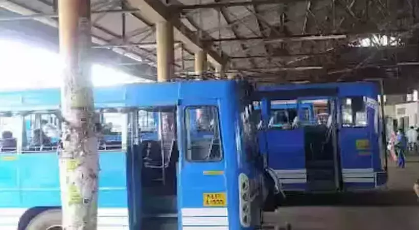 ആലുവയില് വിദ്യാര്ഥിനി സ്വകാര്യ ബസില് നിന്നു തെറിച്ച് വീണ സംഭവം; ഡ്രൈവറുടെ ലൈസന്സ് റദ്ദാക്കി ആലുവയില് വിദ്യാര്ഥിനി സ്വകാര്യ ബസില് നിന്നു തെറിച്ച് വീണ സംഭവം; ഡ്രൈവറുടെ ലൈസന്സ് റദ്ദാക്കി