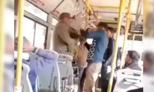 യാത്രക്കാരന് സ്റ്റോപ്പില് ഇറങ്ങിയില്ല; പത്ത് രൂപ അധികം ചോദിച്ച് കണ്ടക്ടര്, അടിപിടി (വീഡിയോ) യാത്രക്കാരന് സ്റ്റോപ്പില് ഇറങ്ങിയില്ല; പത്ത് രൂപ അധികം ചോദിച്ച് കണ്ടക്ടര്, അടിപിടി (വീഡിയോ)