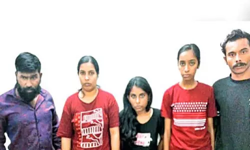 ഹണിട്രാപ്പ് കേസില് അഞ്ചുപേര് അറസ്റ്റില്; യുവാവിന്റെ ബൈക്കും സംഘം തട്ടിയെടുത്തതായി പോലിസ് ഹണിട്രാപ്പ് കേസില് അഞ്ചുപേര് അറസ്റ്റില്; യുവാവിന്റെ ബൈക്കും സംഘം തട്ടിയെടുത്തതായി പോലിസ്