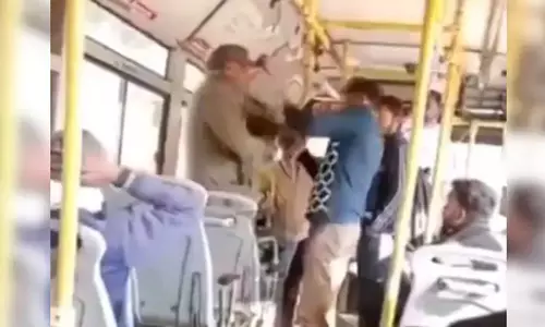 യാത്രക്കാരന്‍ സ്റ്റോപ്പില്‍ ഇറങ്ങിയില്ല; പത്ത് രൂപ അധികം ചോദിച്ച് കണ്ടക്ടര്‍, അടിപിടി (വീഡിയോ)