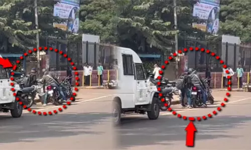 എടിഎമ്മില് പണം നിറക്കാനെത്തിയവരെ വെടിവെച്ചു കൊന്ന് കൊള്ള; 93 ലക്ഷം കവര്ന്നു (വീഡിയോ) എടിഎമ്മില് പണം നിറക്കാനെത്തിയവരെ വെടിവെച്ചു കൊന്ന് കൊള്ള; 93 ലക്ഷം കവര്ന്നു (വീഡിയോ)