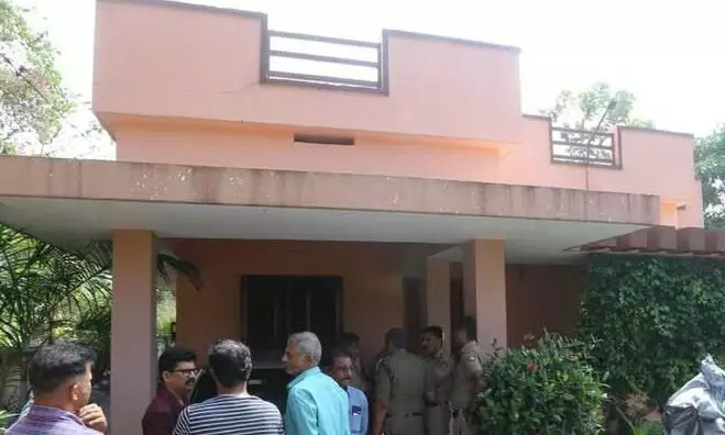 43കാരന് വീട്ടില് തീപ്പൊള്ളലേറ്റ് മരിച്ചനിലയില് 43കാരന് വീട്ടില് തീപ്പൊള്ളലേറ്റ് മരിച്ചനിലയില്