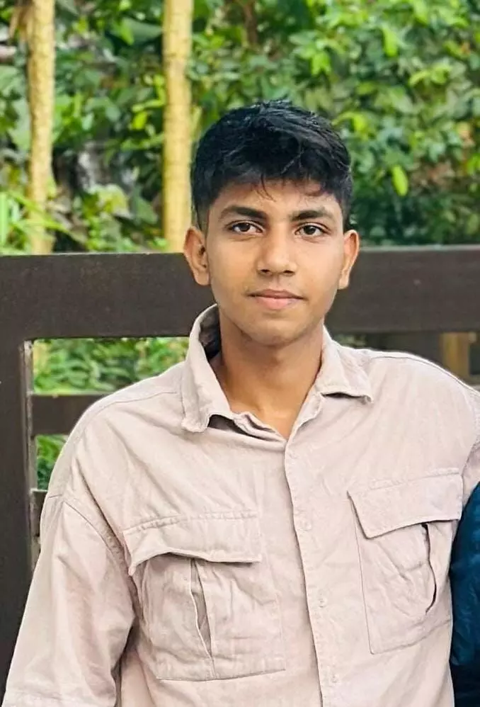 ഗുഡ്സ് ട്രെയിനിന് മുകളില് കയറി വൈദ്യുതി ലൈനില് തട്ടി ഷോക്കേറ്റ് ചികിത്സയിലായിരുന്ന വിദ്യാര്ഥി മരിച്ചു ഗുഡ്സ് ട്രെയിനിന് മുകളില് കയറി വൈദ്യുതി ലൈനില് തട്ടി ഷോക്കേറ്റ് ചികിത്സയിലായിരുന്ന വിദ്യാര്ഥി മരിച്ചു