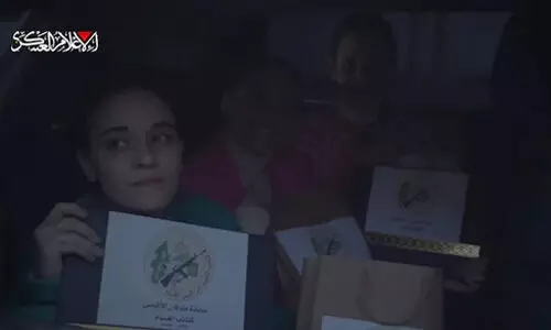 ഗസയില് നിന്ന് വിട്ടയച്ച തടവുകാര്ക്ക് ഗിഫ്റ്റ് നല്കി ഹമാസ് (video) ഗസയില് നിന്ന് വിട്ടയച്ച തടവുകാര്ക്ക് ഗിഫ്റ്റ് നല്കി ഹമാസ് (video)