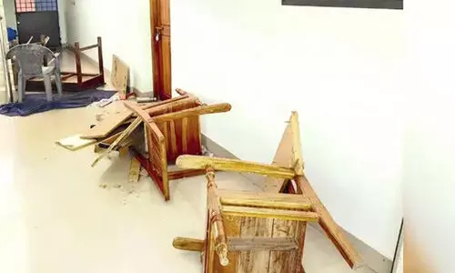 നിലമ്പൂര് ഡിഎഫ്ഒ ഓഫീസ് സമരം: രണ്ട് പേര് അറസ്റ്റില് നിലമ്പൂര് ഡിഎഫ്ഒ ഓഫീസ് സമരം: രണ്ട് പേര് അറസ്റ്റില്