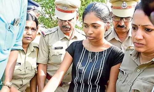 കുഞ്ഞിനെ കരിങ്കല്‍ ഭിത്തിയില്‍ അടിച്ചുകൊന്ന് കടലില്‍ എറിഞ്ഞ യുവതിയെ വിഷം കഴിച്ച നിലയില്‍ കണ്ടെത്തി; കേസില്‍ വിചാരണ ഇന്ന് തുടങ്ങാനിരിക്കുകയായിരുന്നു