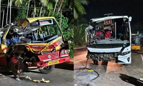 ബസുകള് കൂട്ടിയിടിച്ച് 30 പേര്ക്ക് പരിക്ക് ബസുകള് കൂട്ടിയിടിച്ച് 30 പേര്ക്ക് പരിക്ക്