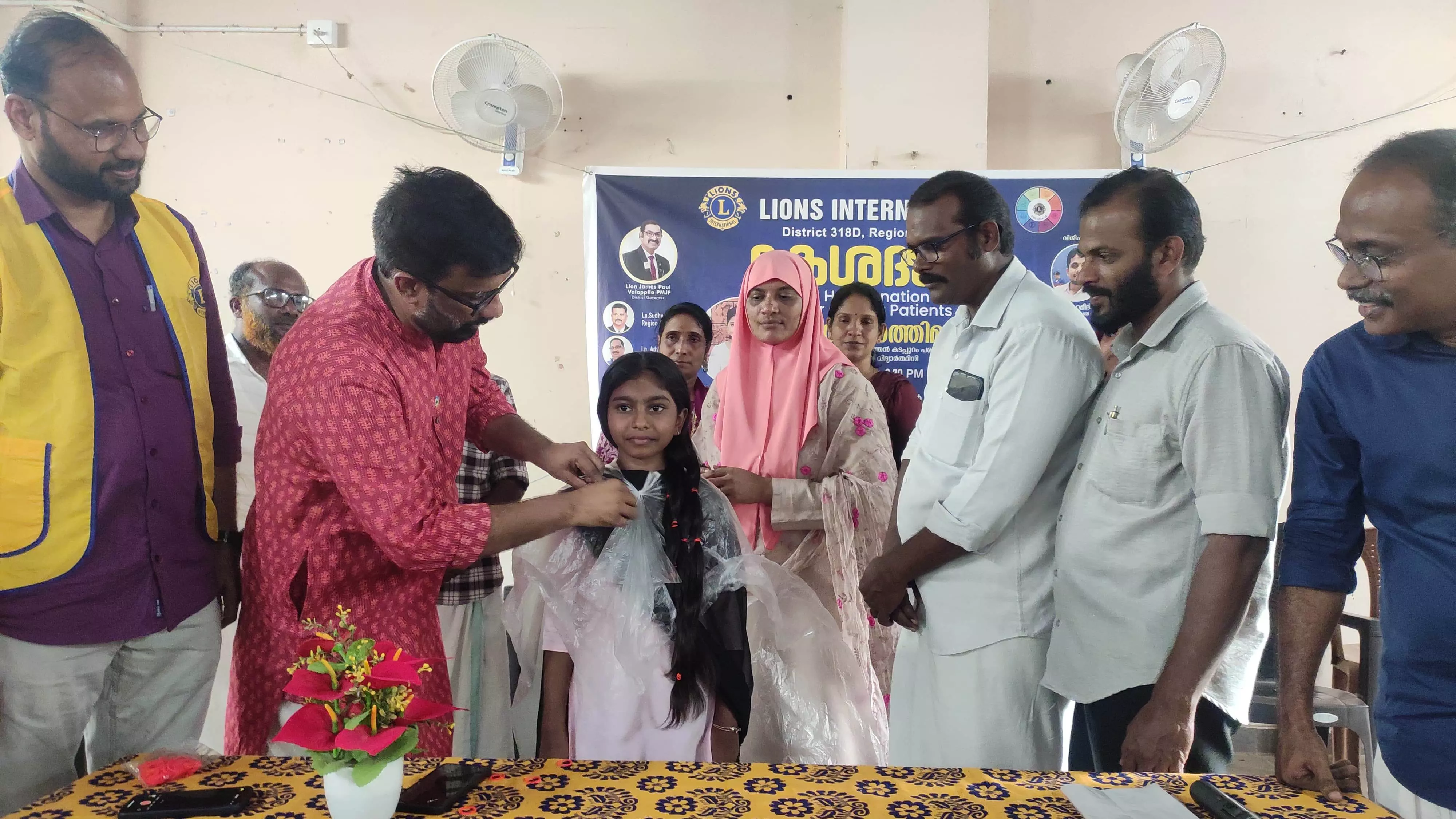 ക്യാന്സര് രോഗികള്ക്ക് കേശദാനം നടത്തി ആറാം ക്ലാസ് വിദ്യാര്ഥിനി ക്യാന്സര് രോഗികള്ക്ക് കേശദാനം നടത്തി ആറാം ക്ലാസ് വിദ്യാര്ഥിനി