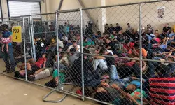 ട്രംപിന്റെ കുടിയേറ്റ വിരുദ്ധ നടപടി ഏഴരലക്ഷത്തോളം ഇന്ത്യക്കാരെ ബാധിക്കാമെന്ന് റിപോര്ട്ട് ട്രംപിന്റെ കുടിയേറ്റ വിരുദ്ധ നടപടി ഏഴരലക്ഷത്തോളം ഇന്ത്യക്കാരെ ബാധിക്കാമെന്ന് റിപോര്ട്ട്