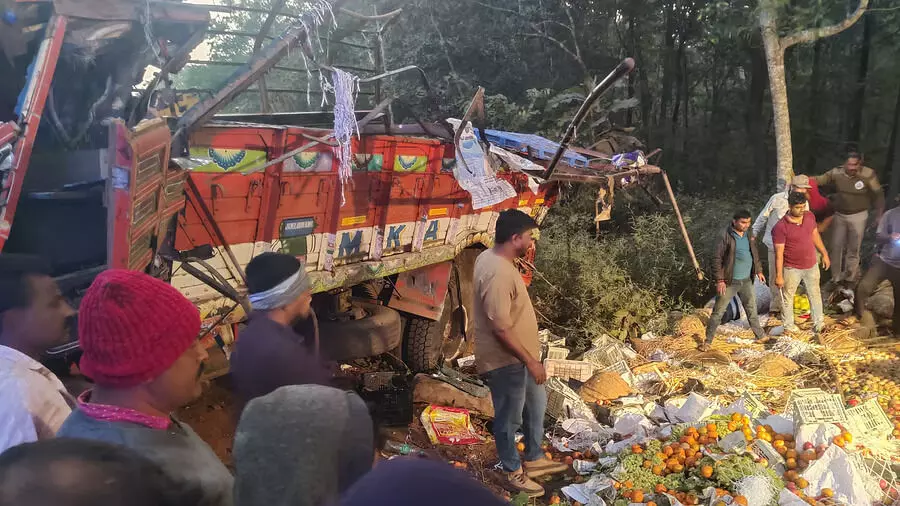 പച്ചക്കറി കയറ്റിപ്പോയ ലോറി മറിഞ്ഞ് പത്ത് മരണം (വീഡിയോ) പച്ചക്കറി കയറ്റിപ്പോയ ലോറി മറിഞ്ഞ് പത്ത് മരണം (വീഡിയോ)