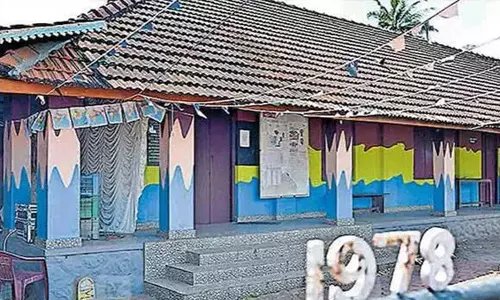 സമരത്തിന് സ്‌കൂള്‍ പൂട്ടിയിട്ട പ്രധാനാധ്യാപകന് സസ്‌പെന്‍ഷന്‍