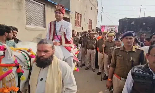 200 പോലിസുകാരുടെ സംരക്ഷണയില് വധുവിന്റെ വീട്ടിലേക്ക് കുതിരപ്പുറത്ത് പോയി ദലിത് യുവാവ് 200 പോലിസുകാരുടെ സംരക്ഷണയില് വധുവിന്റെ വീട്ടിലേക്ക് കുതിരപ്പുറത്ത് പോയി ദലിത് യുവാവ്