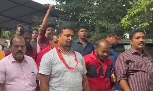 കലാരാജുവിനെ തട്ടിക്കൊണ്ടുപോയ സിപിഎം പ്രവര്ത്തകര്ക്ക് ജാമ്യം; ചുവന്ന മാലയിട്ട് സ്വീകരിച്ചു കലാരാജുവിനെ തട്ടിക്കൊണ്ടുപോയ സിപിഎം പ്രവര്ത്തകര്ക്ക് ജാമ്യം; ചുവന്ന മാലയിട്ട് സ്വീകരിച്ചു